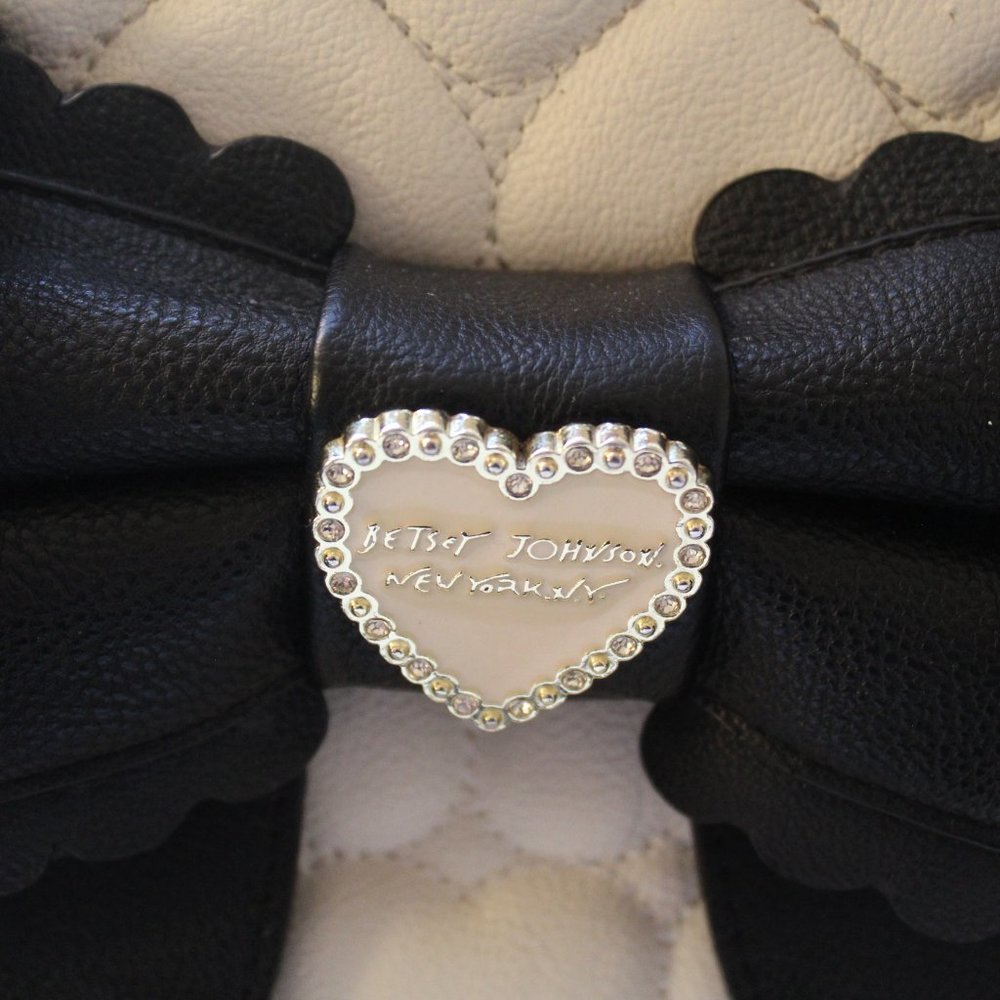 BETSEY JOHNSON BLACK & WHITE HEART PURSE - Picture 2 of 11